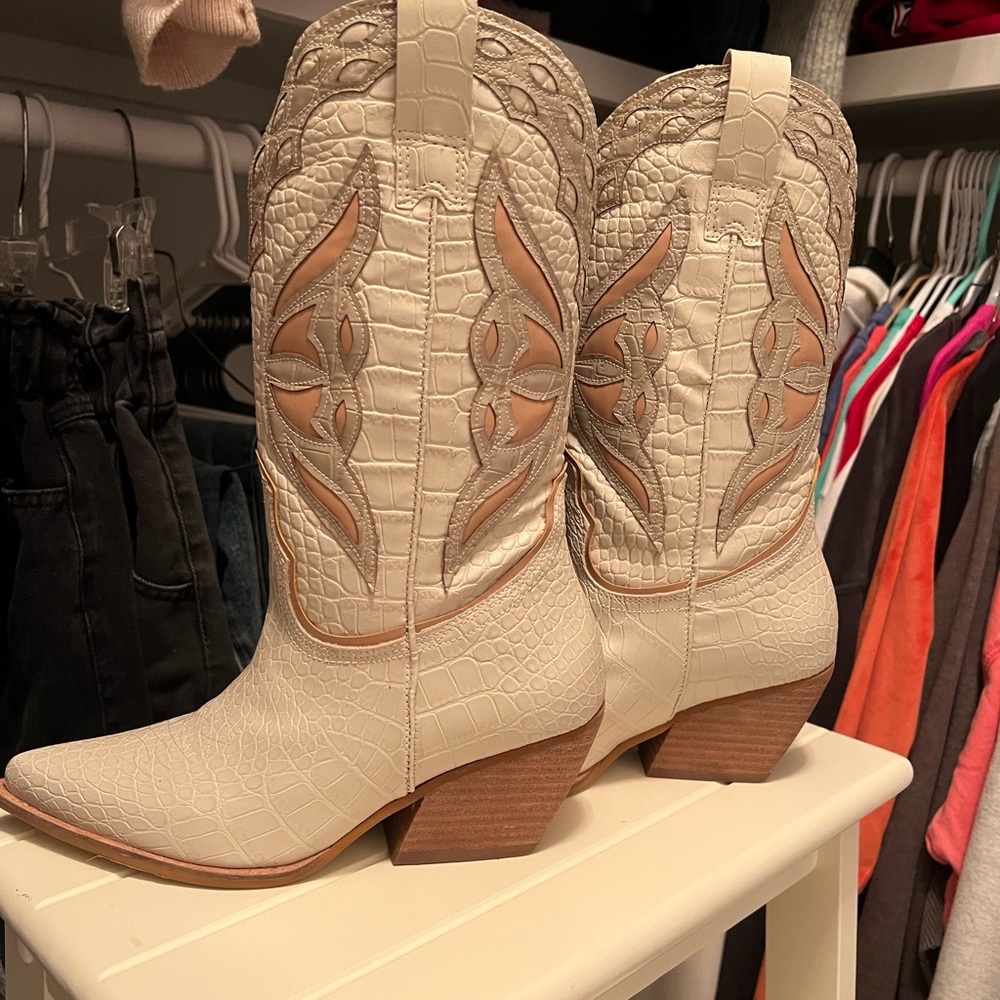 Steve Madden Cowgirl boots Size 6. NEW. Never Worn - Picture 3 of 8